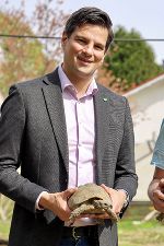 Der Politiker mit einer Schildkröte