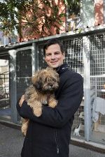 Der Politiker mit einem herzigen Hund